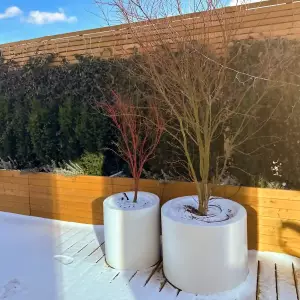 duże białe okrągłe donice na taras